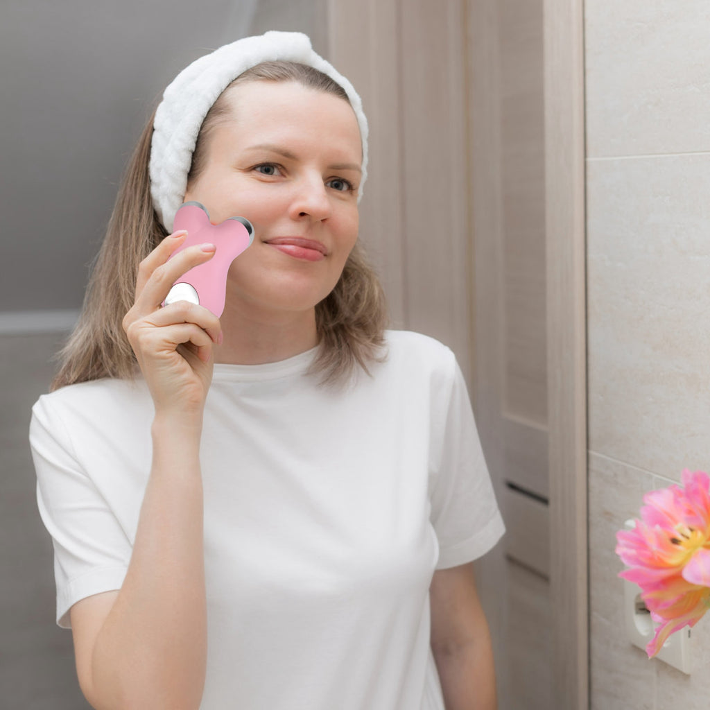 Masajeador facial de microcorriente GlowLift para reafirmar y tensar la piel.